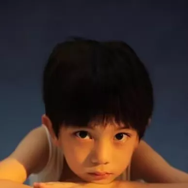 フー・アイウェン（何艾聞）