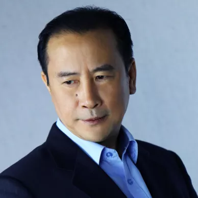 ヨウ・リーピン（由立平）